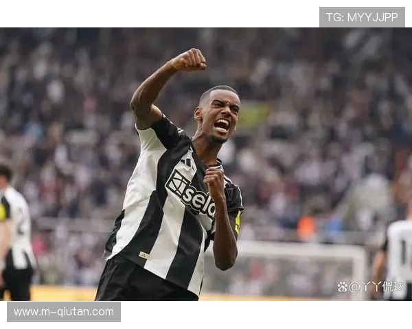 圣詹姆斯公园球场气氛热烈，纽卡球迷高歌助威施压切尔西